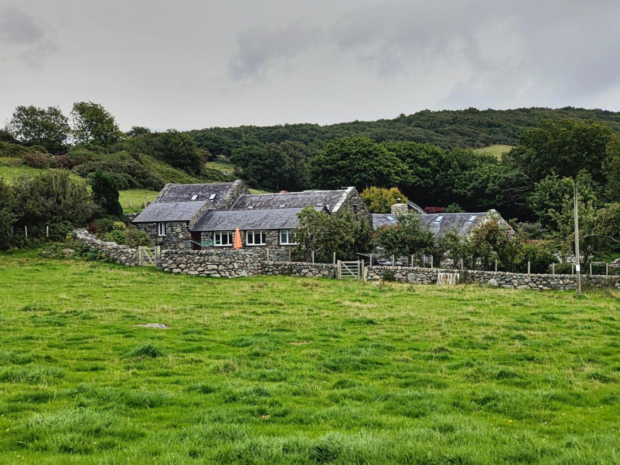 Ty Gwennol Near Gilfach Goch Apartment Llanbedr  Exterior photo